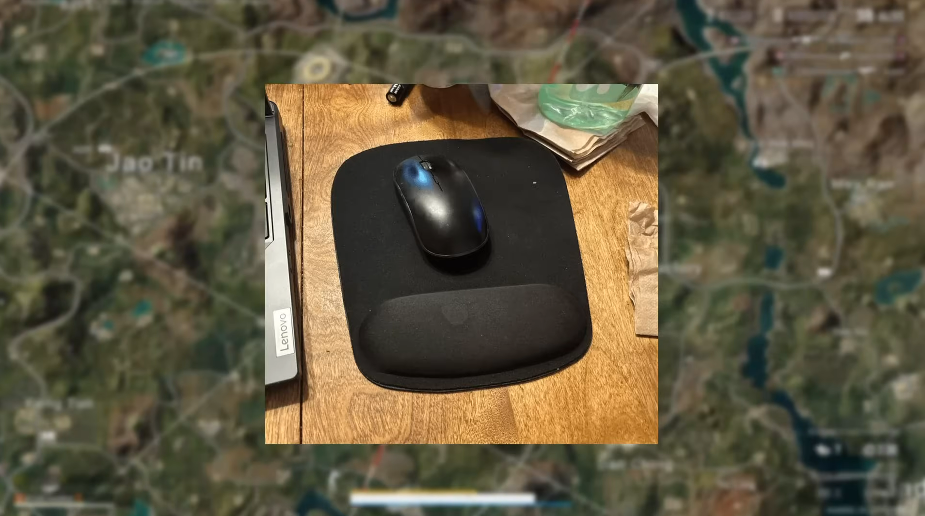 A smaller mousepad and desk setup that affects your best PUBG sensitivity settings